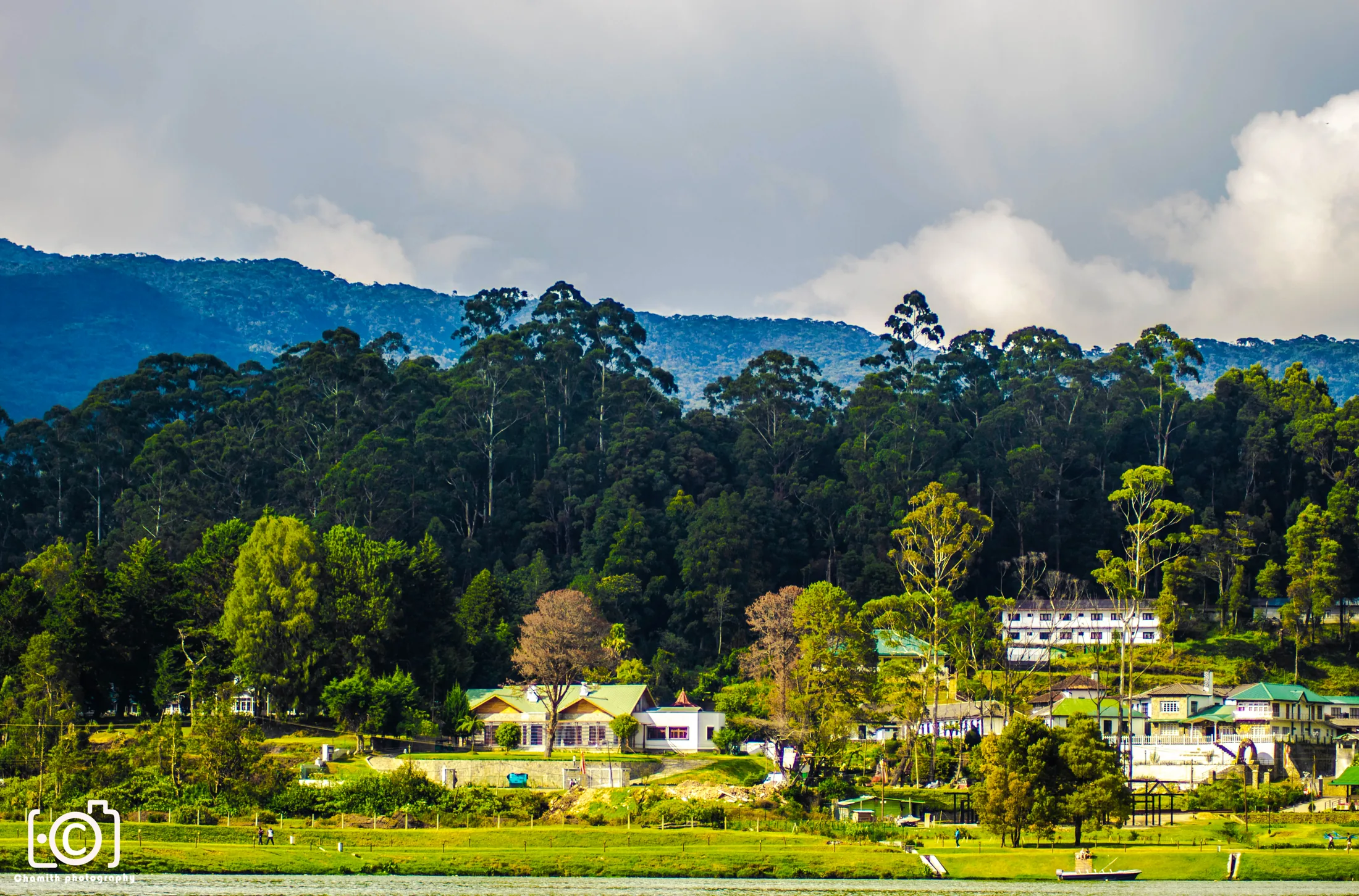 Gregory Lake අසල මල් සහිත උද්යානය