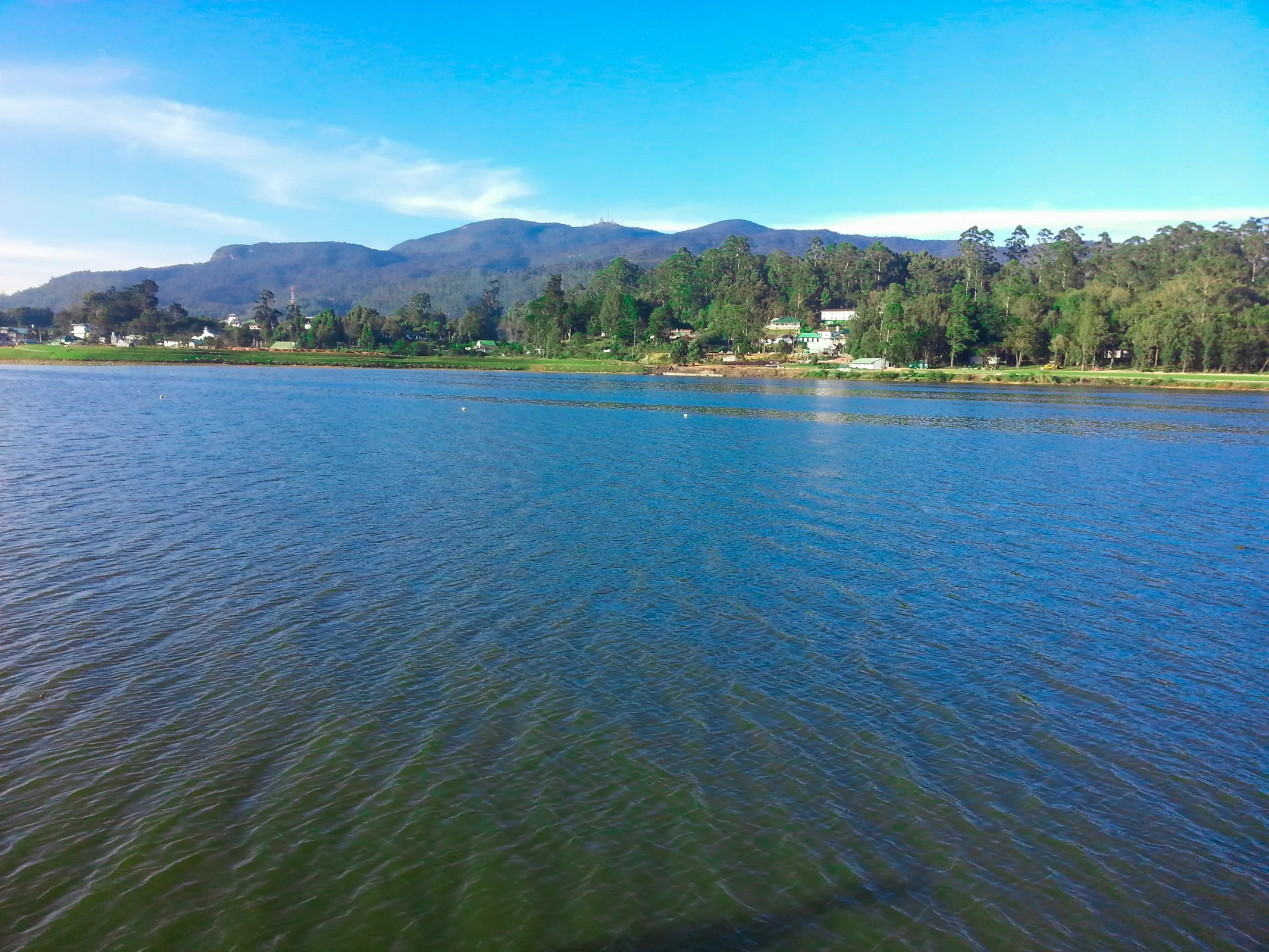 Gregory Lake පසුබිමේ හරිත කඳු